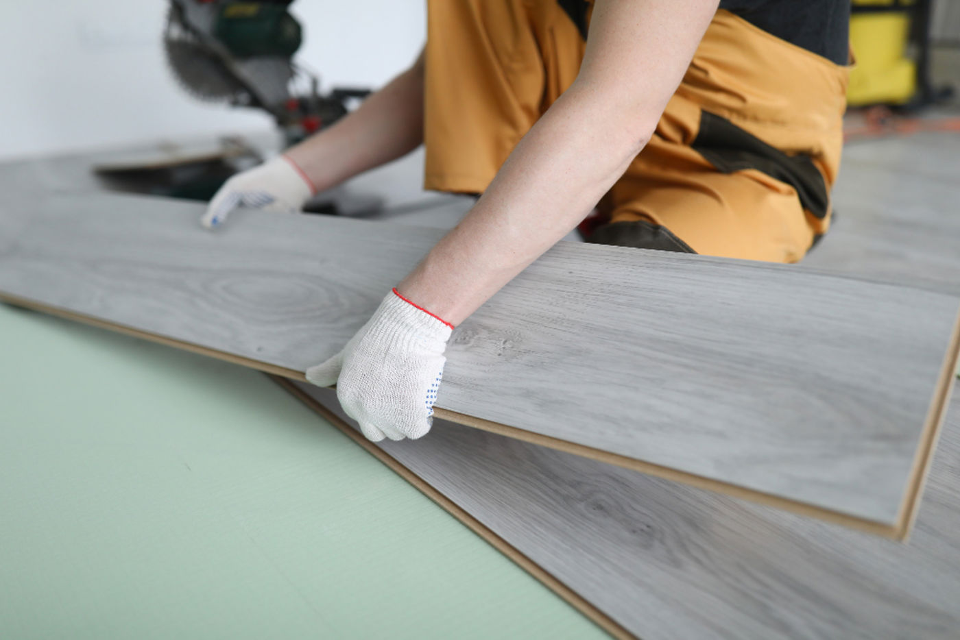 repairman-replaces-laminate-panels-floor-apartment.jpg